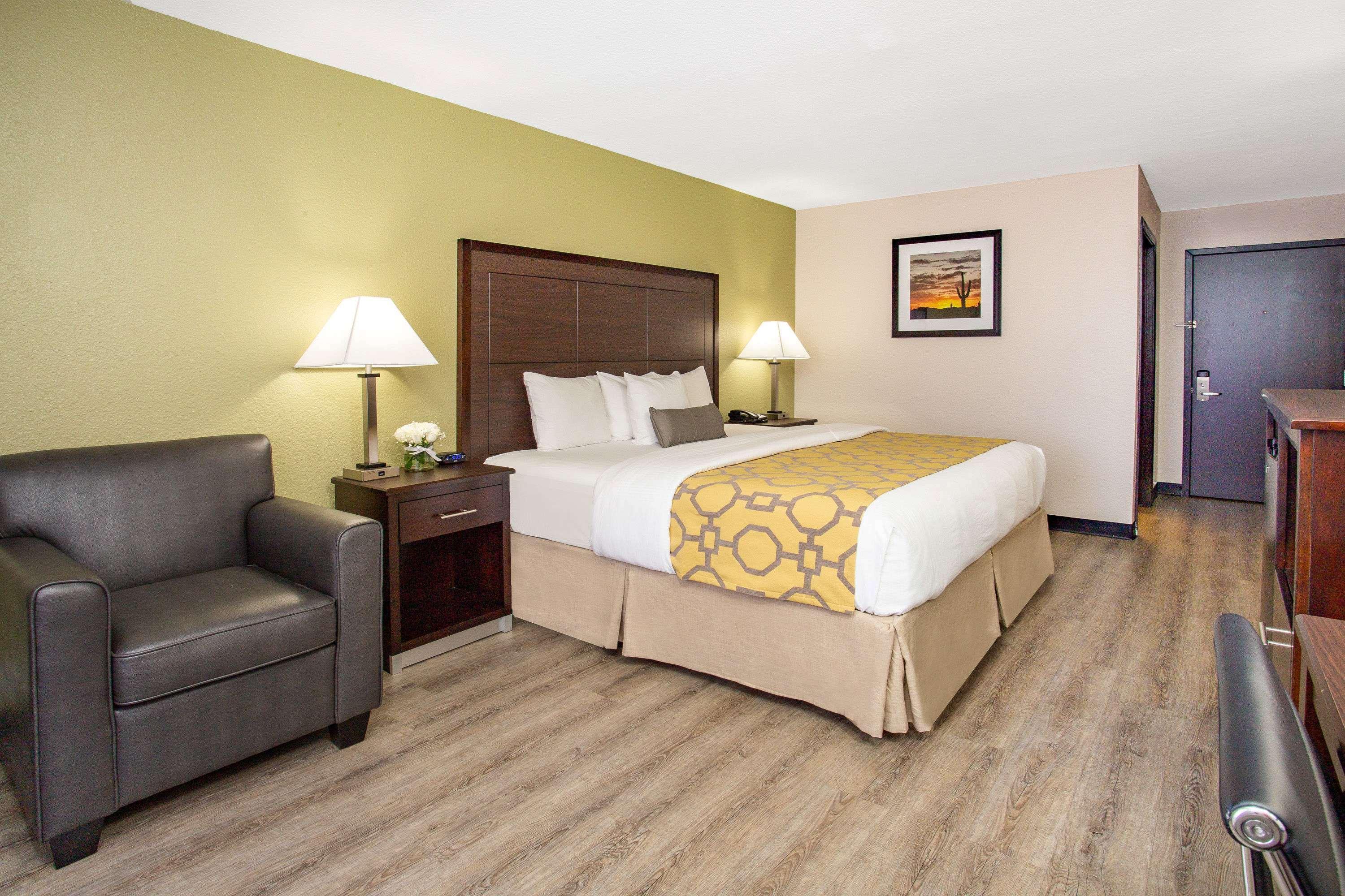Baymont By Wyndham Phoenix I-10 Near 51St Ave Exterior photo