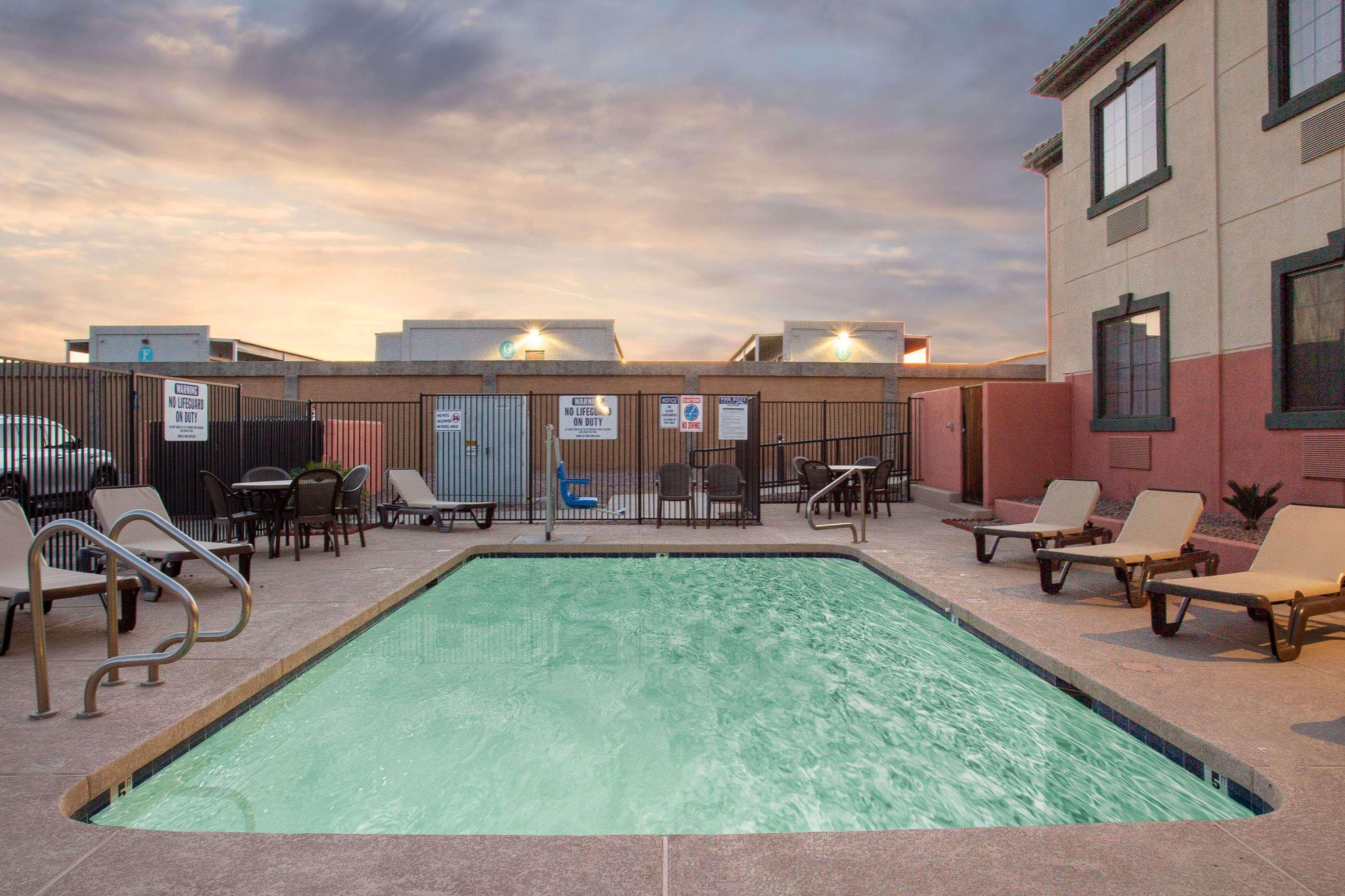 Baymont By Wyndham Phoenix I-10 Near 51St Ave Exterior photo