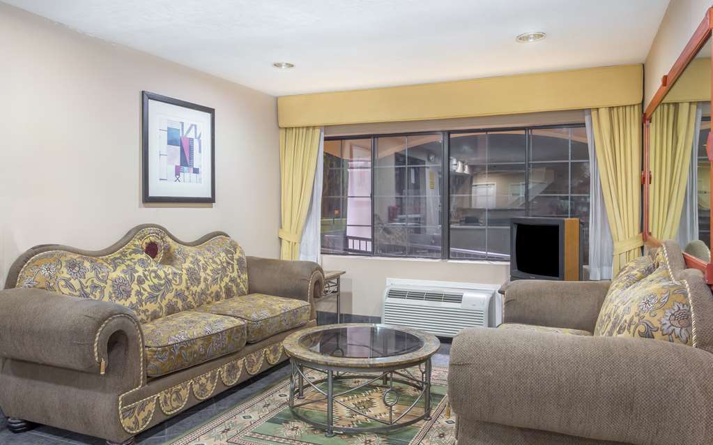 Baymont By Wyndham Phoenix I-10 Near 51St Ave Interior photo